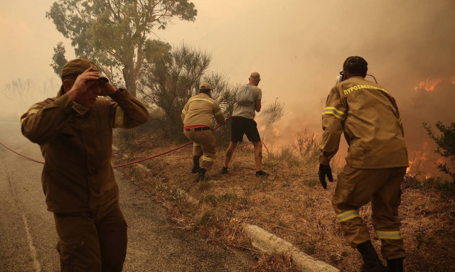 Φωτιά τώρα: Νέο μήνυμα από το 112 – Αποφεύγετε τη μετακίνηση στη Μαραθώνος