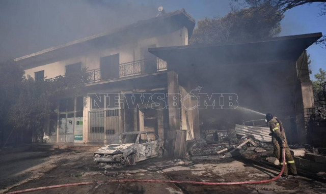 Φωτιά τώρα: Τα δύο μέτωπα που προβληματίζουν την πυροσβεστική στην ανατολική Αττική