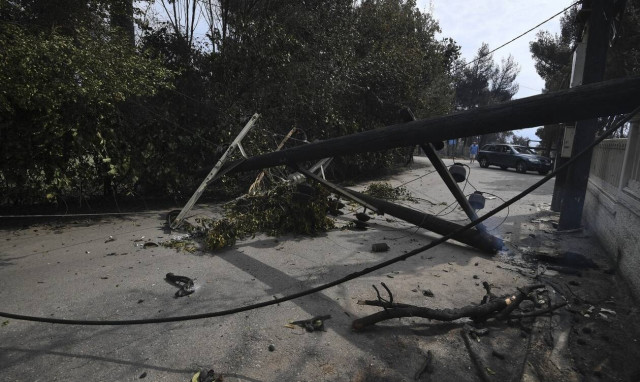 Διακοπές ρεύματος λόγω της φωτιάς στην ανατολική Αττική: Πού υπάρχουν προβλήματα