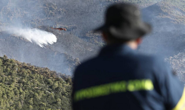 Μεγαλόπολη: Μαίνεται η φωτιά στο Ρούτσι - Εναέρια μέσα με το πρώτο φως της ημέρας