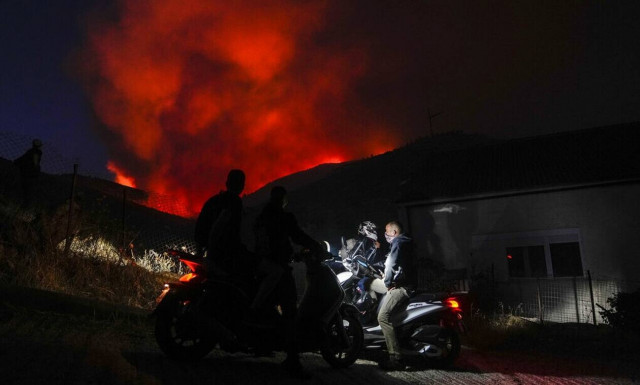 Φωτιά στην Πεντέλη: Νέο μήνυμα από το 112 στους κατοίκους της Παλλήνης