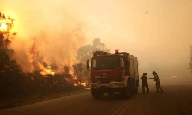 Φωτιά στην Παλλήνη: Πληροφορίες για εγκλωβισμένους σε σπίτι