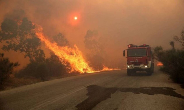 Φωτιά στην Πεντέλη: Πώς το έδαφος πολλαπλασίασε τις εστίες της πυρκαγιάς