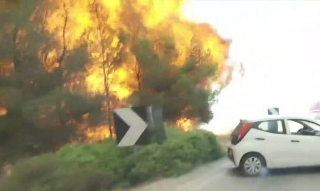 Φωτιά στα Μέγαρα: Παραλίγο να τυλιχθεί στις φλόγες το συνεργείο του ΣΚΑΪ