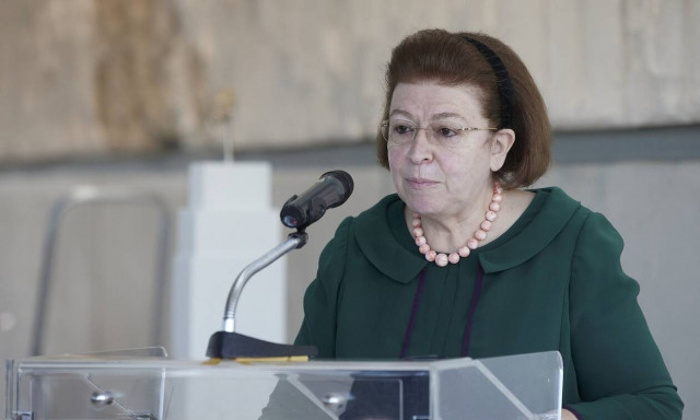 Η κυρία Λίνα Μενδώνη ούτε βλέπει, ούτε ακούει…