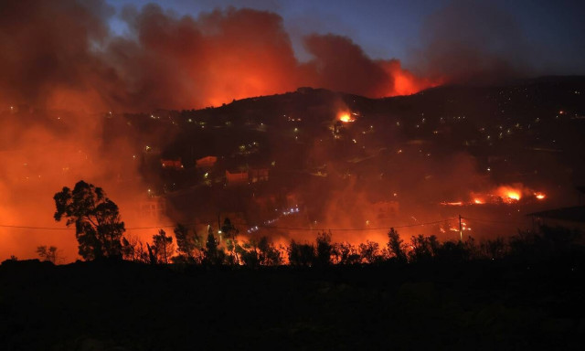 Φωτιά στην Πεντέλη: Νύχτα τρόμου – Εκκενώνεται το Πανόραμα Παλλήνης, νέο μήνυμα του 112
