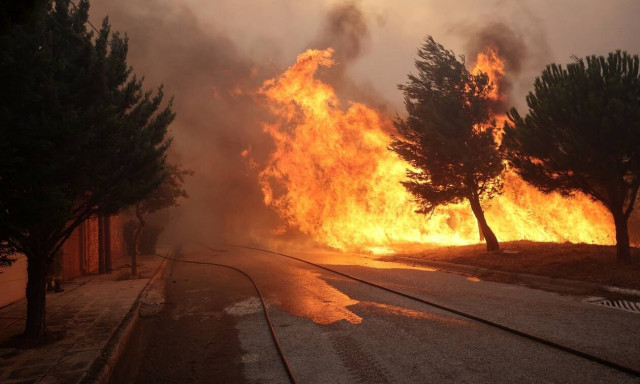 Φωτιά στην Πεντέλη: 46 άνθρωποι απομακρύνθηκαν από τις κατοικίες υποστηριζόμενης διαβίωσης «Αρήτη»