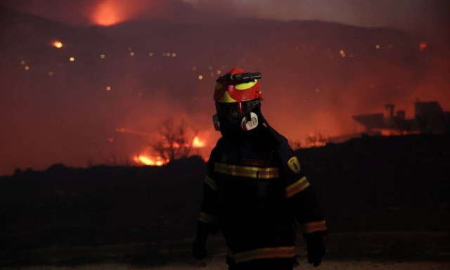 Φωτιά στην Πεντέλη: Έφτασαν στον Γέρακα οι φλόγες – Έκλεισε η Αττική Οδός