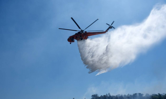 Φωτιά τώρα: Χωρίς ενεργό μέτωπο Πεντέλη, Σαλαμίνα, Μέγαρα – Τα εναέρια σβήνουν τα «καντηλάκια»