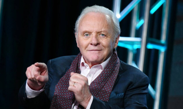 Ο Άντονι Χόπκινς χορεύει συρτάκι (!) και αποθεώνει την Ελλάδα και τον Ζορμπά - Το viral βίντεο