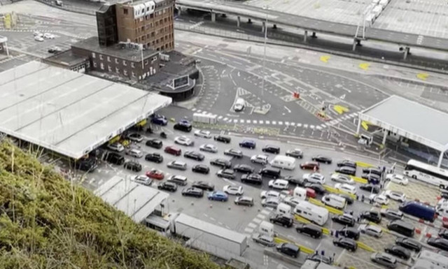 Βρετανία: «Πόλεμος» στο Ντόβερ - Κατηγορούν τη Γαλλία ότι «καταστρέφει» τις διακοπές των Άγγλων