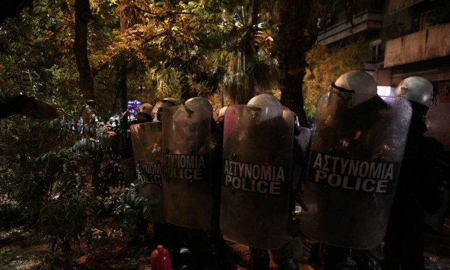 Ένταση τώρα στα Εξάρχεια - Ρίψη χειροβομβίδων κρότου λάμψης και χημικών