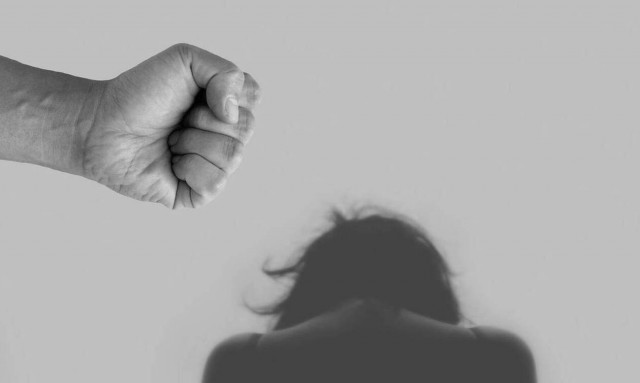 Χαλκίδα: Ξυλοκόπησε την σύζυγό του μέχρι λιποθυμίας - Κυκλοφορούσε στο δρόμο αιμόφυρτη