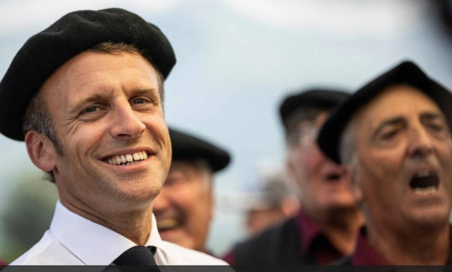 Γαλλία: Ο Μακρόν έβαλε μπερέ και τραγούδησε παραδοσιακά τραγούδια με βοσκούς στα Πυρηναία