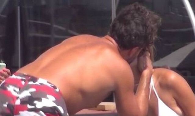 Σπύρος Μαρτίκας – Βρισιήδα Ανρδριώτου: «Καυτά» φιλιά στη Μύκονο (video)