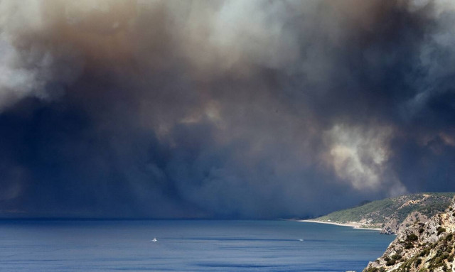 Φωτιά Μυτιλήνη: Δραματική η κατάσταση! Ανεξέλεγκτο το μέτωπο, απεγκλώβισαν κατοίκους