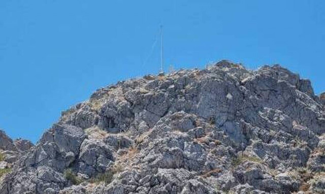 Οργή για τουρίστες στη Ρόδο: Έκλεψαν τεράστια ελληνική σημαία και έγραψαν συνθήματα κατά της Ελλάδας