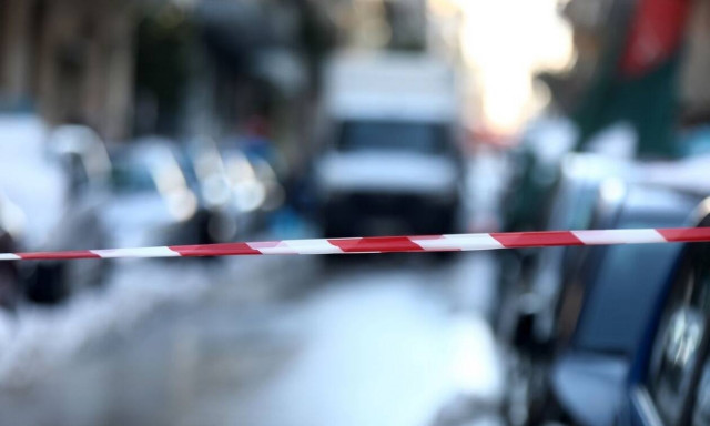 Συναγερμός στους Αμπελόκηπους: Άτομο απειλεί να πέσει από το μπαλκόνι