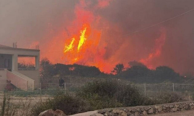 Raging forest fire on Lesvos enters Vatera, burns homes and businesses