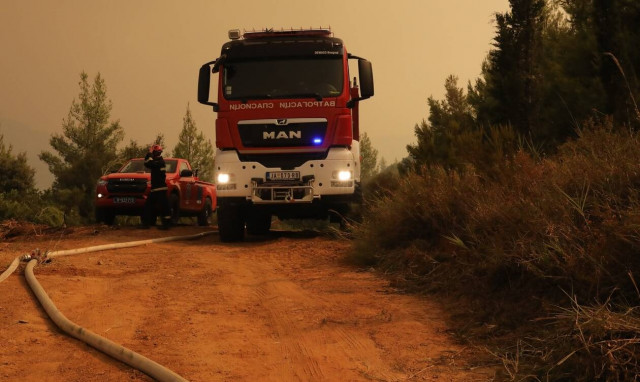 Fire around Vatera, Lesvos enters second day