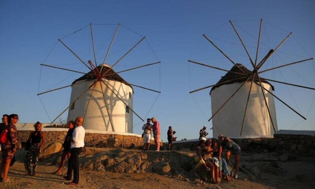 ΑΑΔΕ: Γνωστό beach restaurant στη Μύκονο λειτουργούσε με αδήλωτες ταμειακές