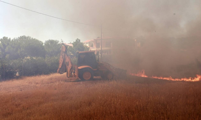 Πυροσβεστική για φωτιές: Δύσκολη η κατάσταση - Κινδύνεψε η ζωή τριών πυροσβεστών