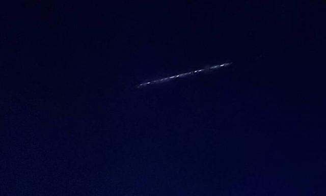 Ανησυχήσαν πολίτες με τα περίεργα φώτα που εμφανίστηκαν στον ουρανό - Ποια η πιθανή εξήγηση