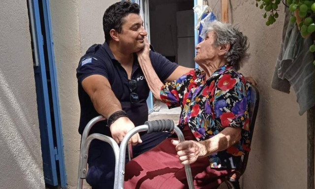 Φωτιά Μυτιλήνη: Συγκινητικές εικόνες – Η ΕΛ.ΑΣ. βοηθάει ηλικιωμένους να εγκαταλείψουν τα σπίτια τους