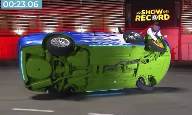 Ρεκόρ αλλαγής ελαστικού σε… κινούμενο αυτοκίνητο (vid)