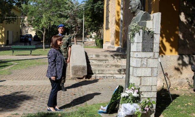 Κατερίνα Σακελλαροπούλου: Κατέθεσε στεφάνι στην προτομή του Σπύρου Μουστακλή