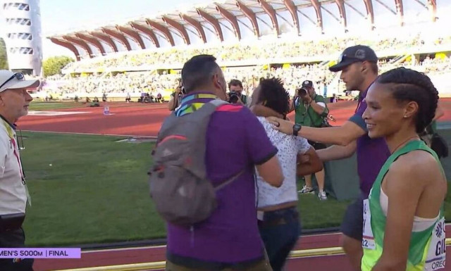 Παγκόσμιο Πρωτάθλημα Στίβου: Θεατής εισέβαλε στο ταρτάν κι αγκάλιαζε τις αθλήτριες