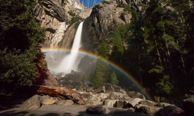 Ουράνια τόξα σε καταρράκτες υπό το σεληνόφως - Μοναδικές εικόνες