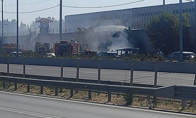 Φωτιά σε αυτοκίνητο στην Εθνική Οδό Αθηνών – Λαμίας