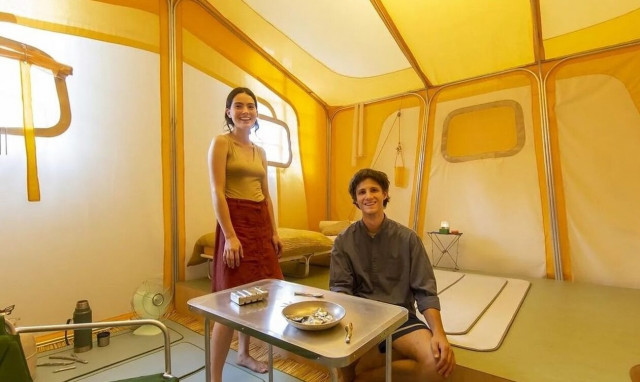 «Sardine Sardine»: Η εγκατάσταση που φέρνει στον νου, κάμπινγκ στη νότια Γαλλία τη δεκαετία του 1970