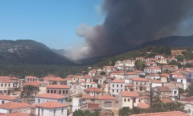 Φωτιά τώρα: Μεγάλη αναζωπύρωση στη Μυτιλήνη - Εκκενώνεται ξανά η Βρίσα