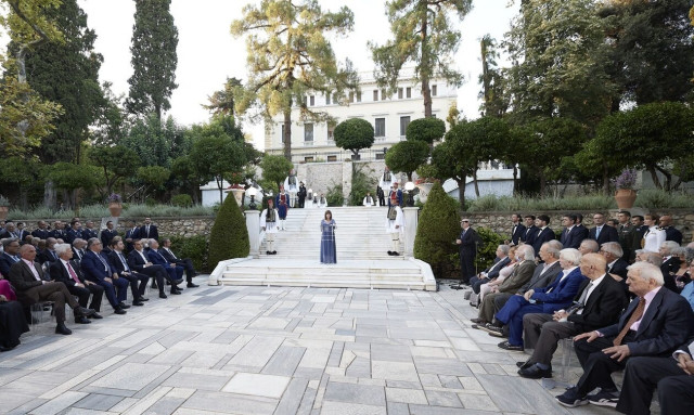 Η ξυπόλητη Δημοκρατία και το dress code της Προεδρίας