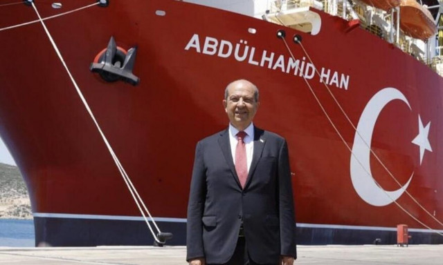 Νέα πρόκληση Τατάρ: Πόζαρε μπροστά στο γεωτρύπανο Αμντουλχαμίντ Χαν