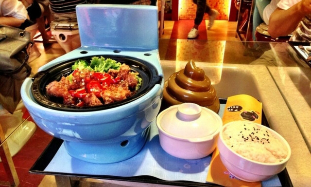 Πιάτα εμπνευσμένα από την τουαλέτα – Το εστιατόριο που σερβίρει σε λεκάνες και ουροσυλλέκτες