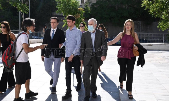 Δίκη Φιλιππίδη: «Μην τολμήσεις ξανά, αληταρά» - Φραστική επίθεση από πολίτη έξω από το Δικαστήριο