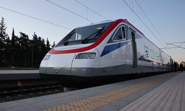 Λευκό Βέλος: Μεγάλη ταλαιπωρία για εκατοντάδες επιβάτες - Η αμαξοστοιχία ακινητοποιήθηκε λόγω βλάβης