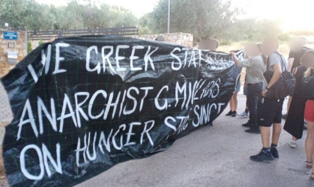 Ρουβίκωνας: Διαμαρτυρία έξω από το σπίτι του Κώστα Τσιάρα για τον Γιάννη Μιχαηλίδη – Άνοιξαν πανό