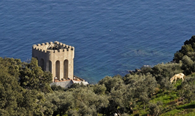 Μόνο το Άγιο Όρος σήκωσε ανάστημα: Τα ομόφυλα ζευγάρια δεν είναι οικογένεια