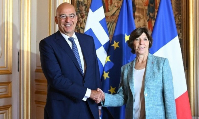 Κολονά σε Δένδια: Στο πλευρό της Ελλάδας έναντι των απειλών κατά της εθνικής κυριαρχίας της