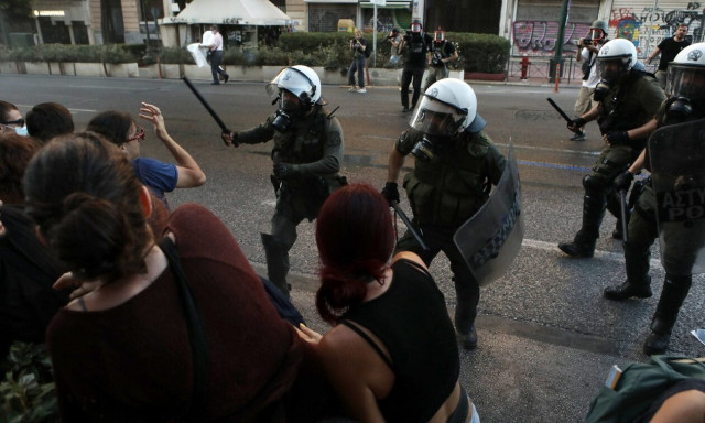 Κρατικό ξύλο σε φωτορεπόρτερ, δημοσιογράφους και προπηλακισμοί βουλευτών