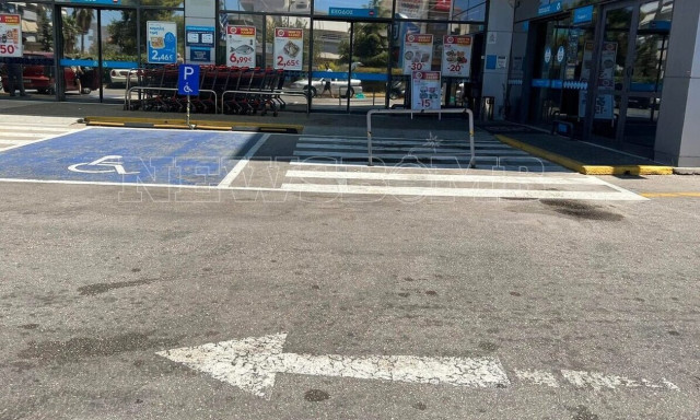 Ληστεία σε σούπερ μάρκετ στη Γλυφάδα: Συνελήφθη ένας εκ των δράστων - Είχε όπλο και μέρος της λείας