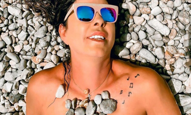 Άντζελα Δημητρίου: Ποζάρει με μαγιό στα 67 της και αναστατώνει τα πλήθη