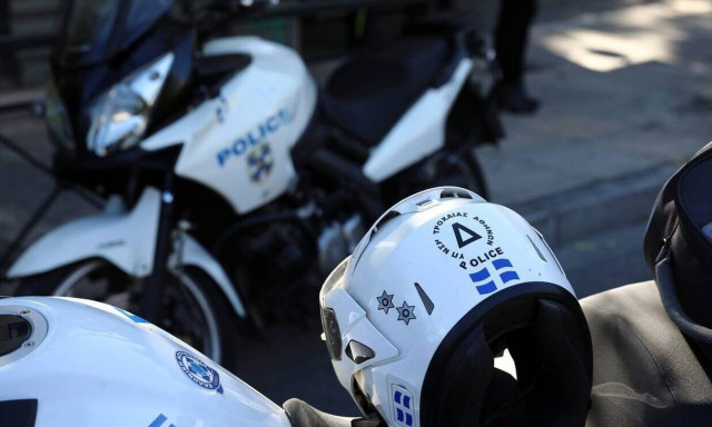 Περιστέρι: Επιχείρηση διάσωσης βρέφους από την ΕΛ.ΑΣ. - Συγκλονιστικό βίντεο