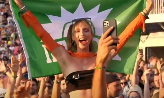 Τύπισσα «έσκασε» στο Tomorrowland με σημαία του ΠΑΣΟΚ