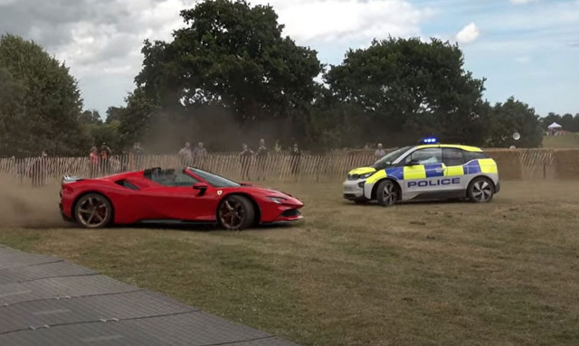 Δείτε μία BMW i3 να κυνηγά στο γρασίδι μία Ferrari (video)