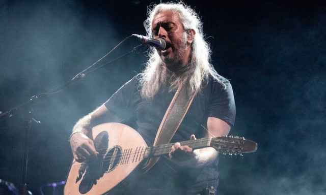 Ο Γιάννης Χαρούλης επιστρέφει στην Αθήνα για μια μεγάλη συναυλία στην Τεχνόπολη